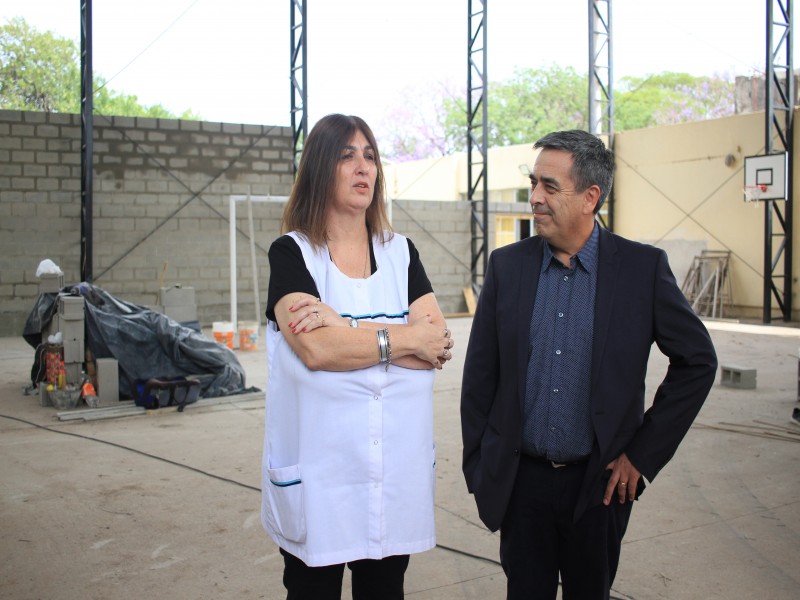 Avanza el cerramiento del SUM de la escuela Bouchard