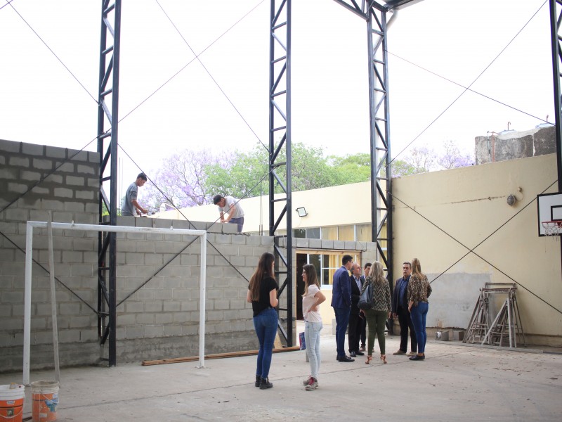 Avanza el cerramiento del SUM de la escuela Bouchard