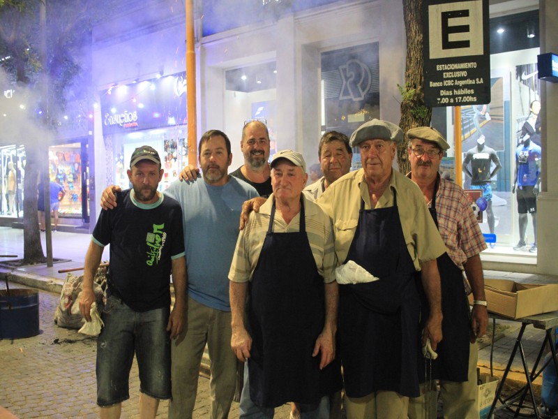 Exitosa primera noche de la Peatonal de la 25