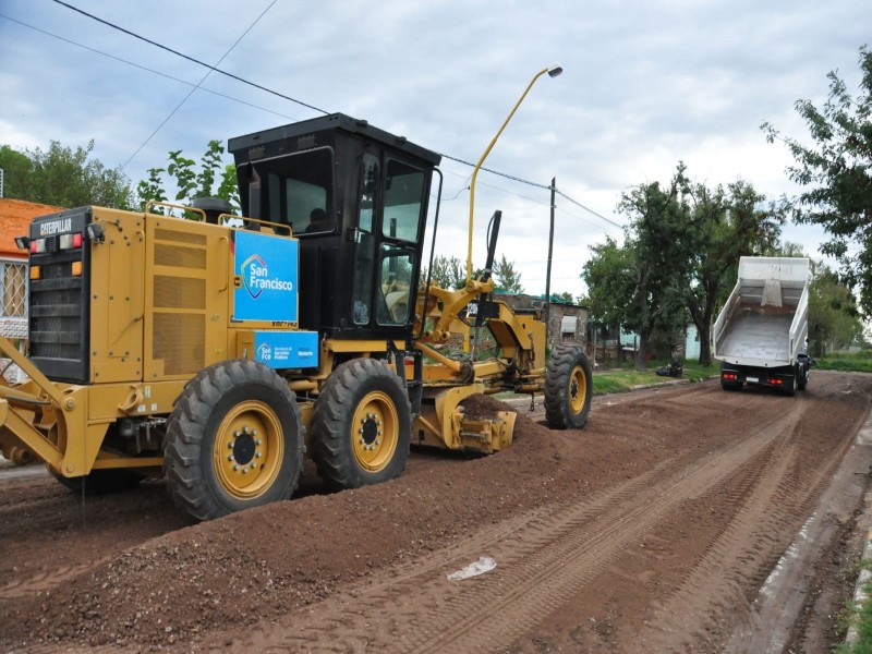 El municipio avanza en el mejorado de calles de tierra en Bº San Cayetano