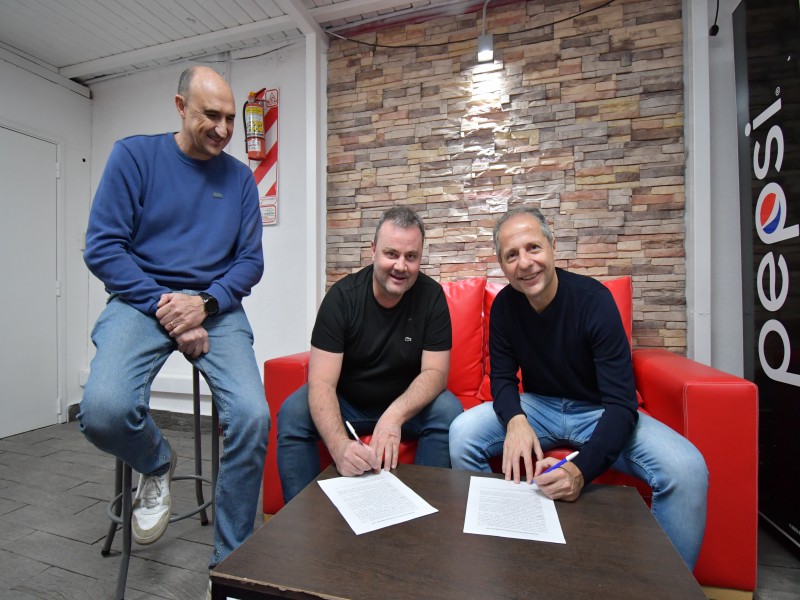 Programa  Deporte Educativo Natación: Bernarte junto a autoridades del Club San Isidro firmaron un  convenio