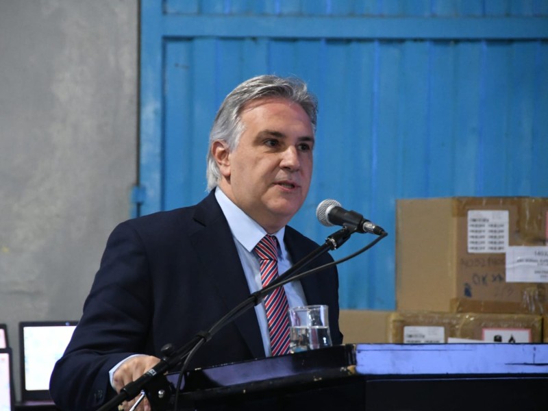 En San Francisco Llaryora entregó netbooks y anunció dos mil millones de pesos para financiar la educación técnica provincial