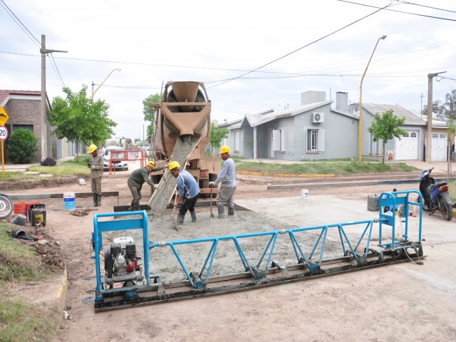 La pavimentación no se detiene y avanza en distintos frentes