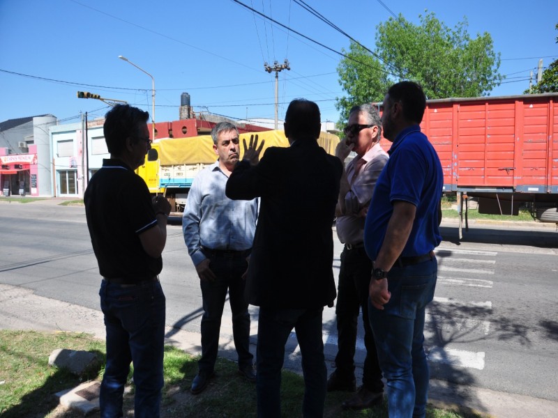 El municipio comenzó a arreglar peligroso bache en el cruce de las avenidas Urquiza y Juan de Garay