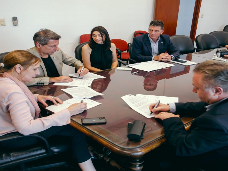 Bernarte firmó un convenio histórico con la Universidad Nacional de Córdoba