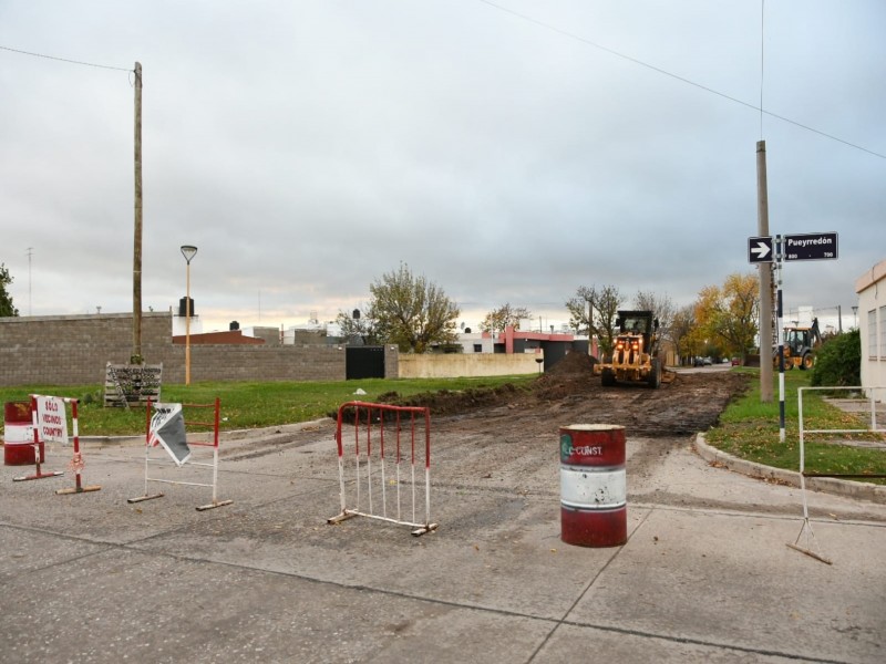 Comenzaron a pavimentar calles Deán Funes y J. J. Paso en los cruces del FFCC Mitre