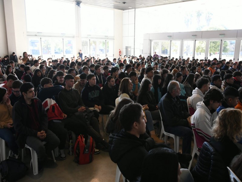El legislador Miguel Siciliano trajo a la ciudad el programa “La Democracia al Aula”