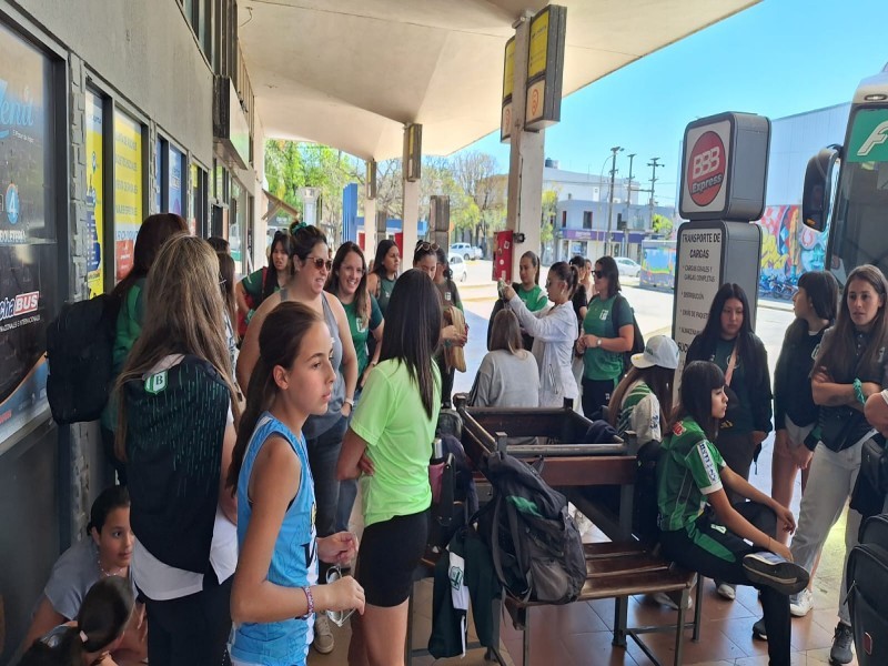 Tras gestiones municipales 250 jugadores de clubes hockey de San Francisco participan de la reapertura del renovado estadio en el Kempes