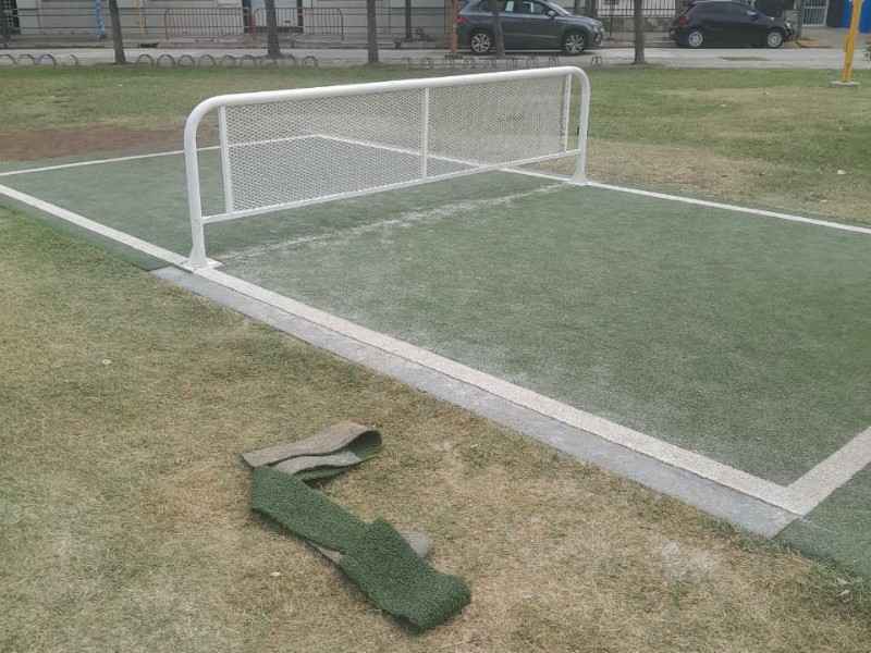 Vandalizaron el césped sintético de las canchas de la Plaza Vélez Sarsfield