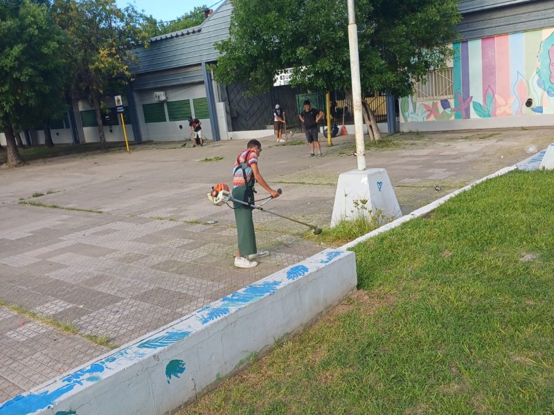 Jóvenes de ‘Otra Chance’, a través de la Mesa Barrial, trabajan en el mejoramiento de barrio Roque Sáenz Peña