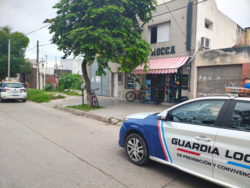 Un hombre fue aprehendido por robo y amenazas en una proveeduría de Bv. Roca