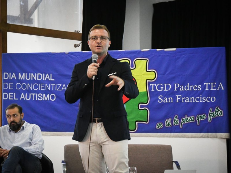 Especialista presentó un nuevo enfoque para el tratamiento del autismo