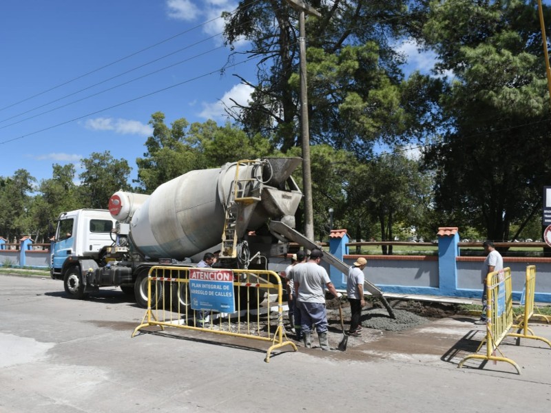 Infraestructura: municipio avanzó esta semana con bacheo, arreglos de cordón cuneta y pintado de sendas peatonales 