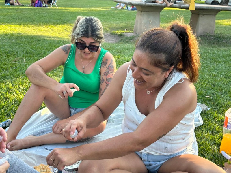 Lucha contra el dengue: La Secretaría de Salud distribuyó repelente contra mosquitos en el centro de la ciudad