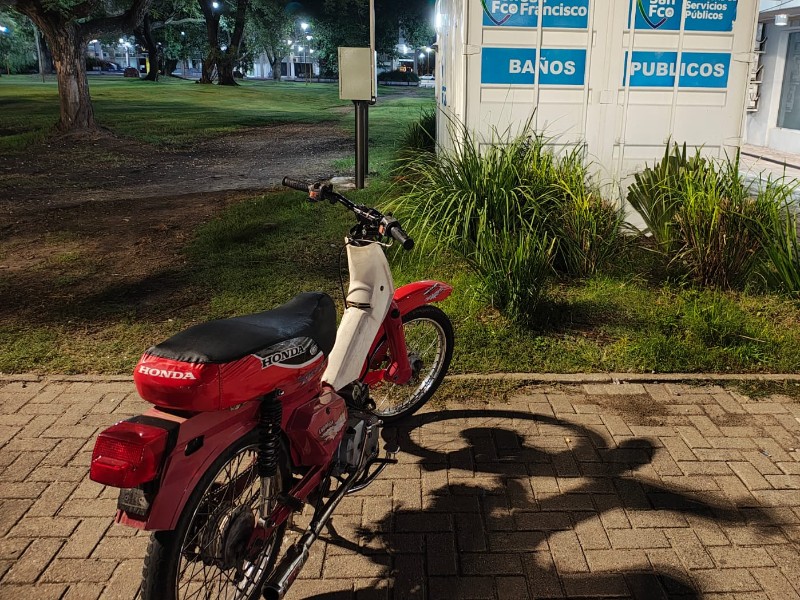 Motocicleta retenida tras maniobras peligrosas en la plaza cívica durante la madrugada