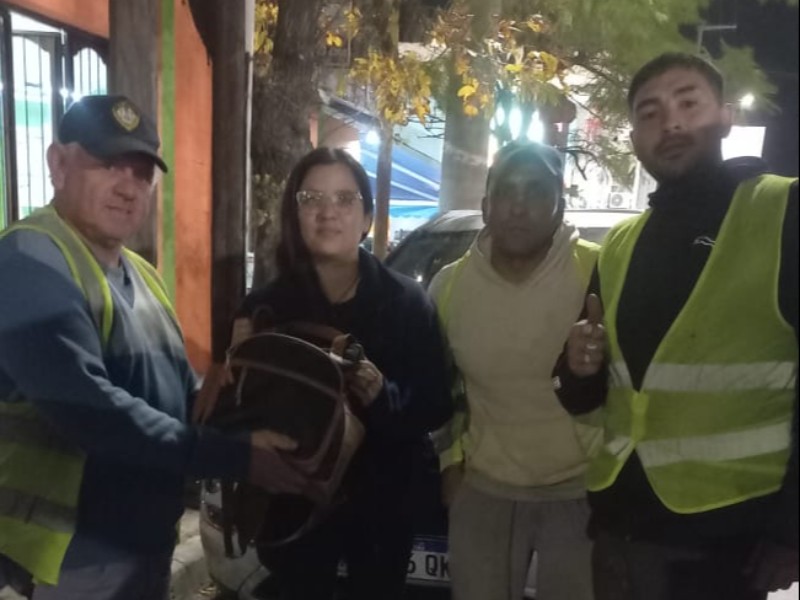 Encontraron un bolso en Plaza Vélez Sarsfield y lo devolvieron a su dueña